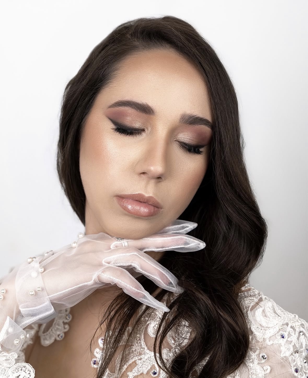 Make-up sposa luminoso con guanti di tulle e perle realizzato da Giorgia Murgia